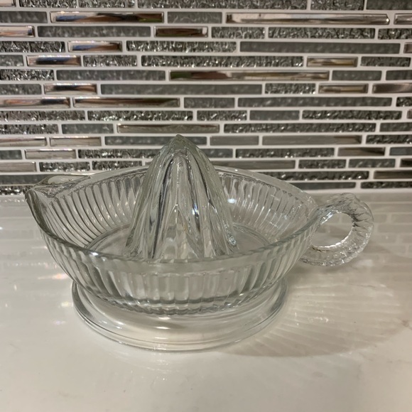 🍊Vintage Ribbed Clear Glass Hand Juicer - Picture 3 of 9